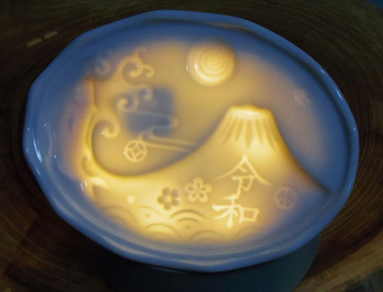 磁器製醤油皿の透過光